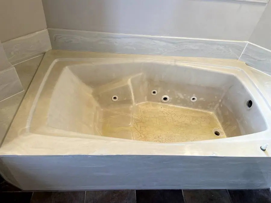 jetted tub before refinishing
