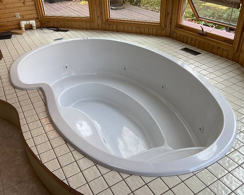 sparkling white hot tub